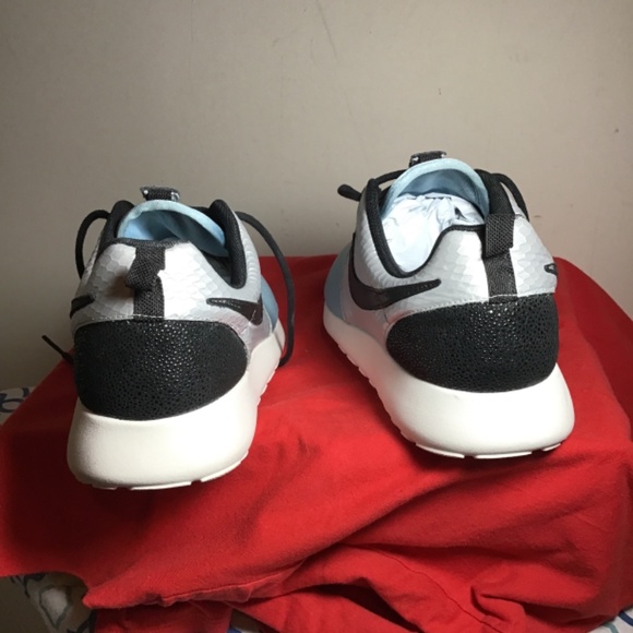 😎Nike’s women’s Roshe One LX, size 11, see pics, some scuffs/scratches - Picture 3 of 7